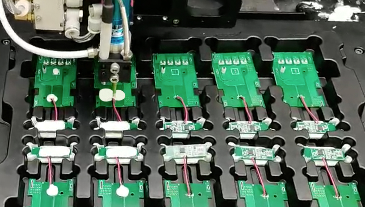 全自动精密点胶机在PCB板封装接口上的点胶应用